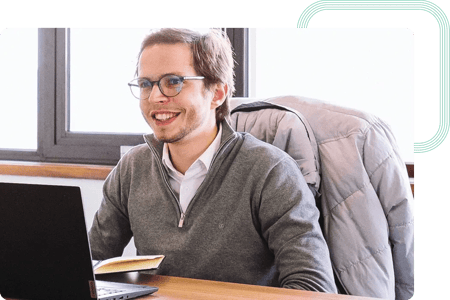 Cybersecurity consultant analysing the best SIEM solutions in the market